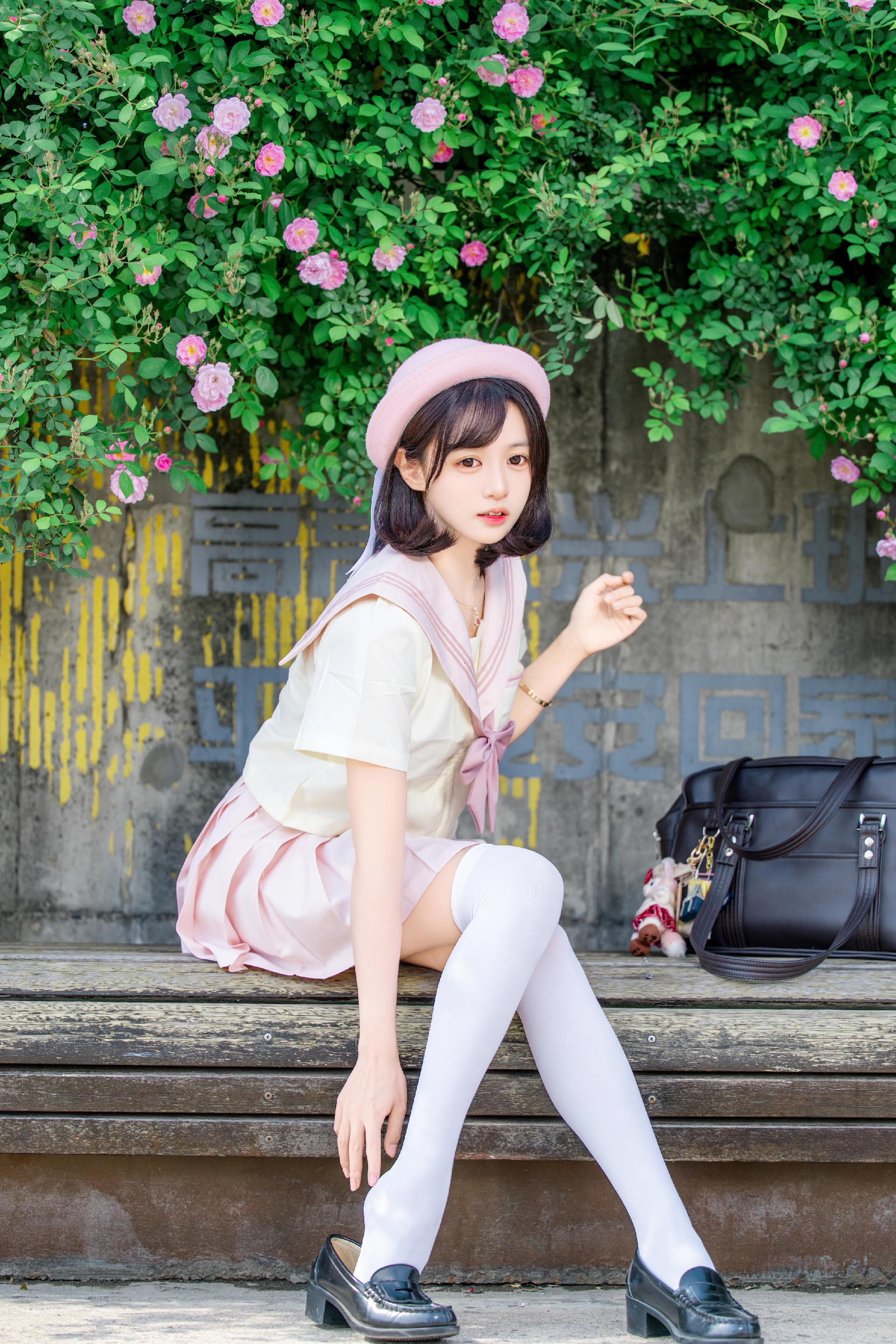 蔷薇花墙与夏日甜妹。模特小亿