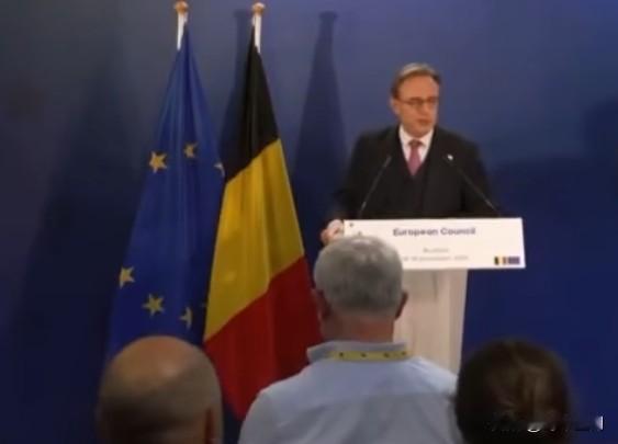 比利时首相德韦弗因反对动用俄罗斯被冻结资产而备受指责，他向记者开玩笑说自己在俄罗