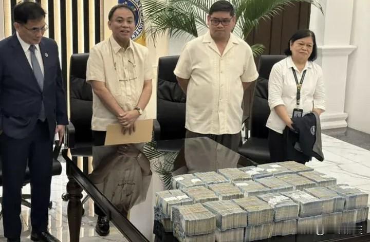 菲律宾前公造部国家首都区区域主任杰拉德·奥普伦西亚工程师于周二向政府退还了400