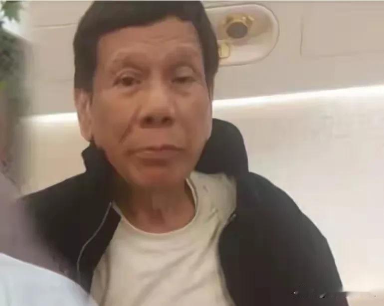杜特尔特虽然举了“白旗”，可谁又能决定海牙审判的胜负呢。

有报道说老杜在海牙已
