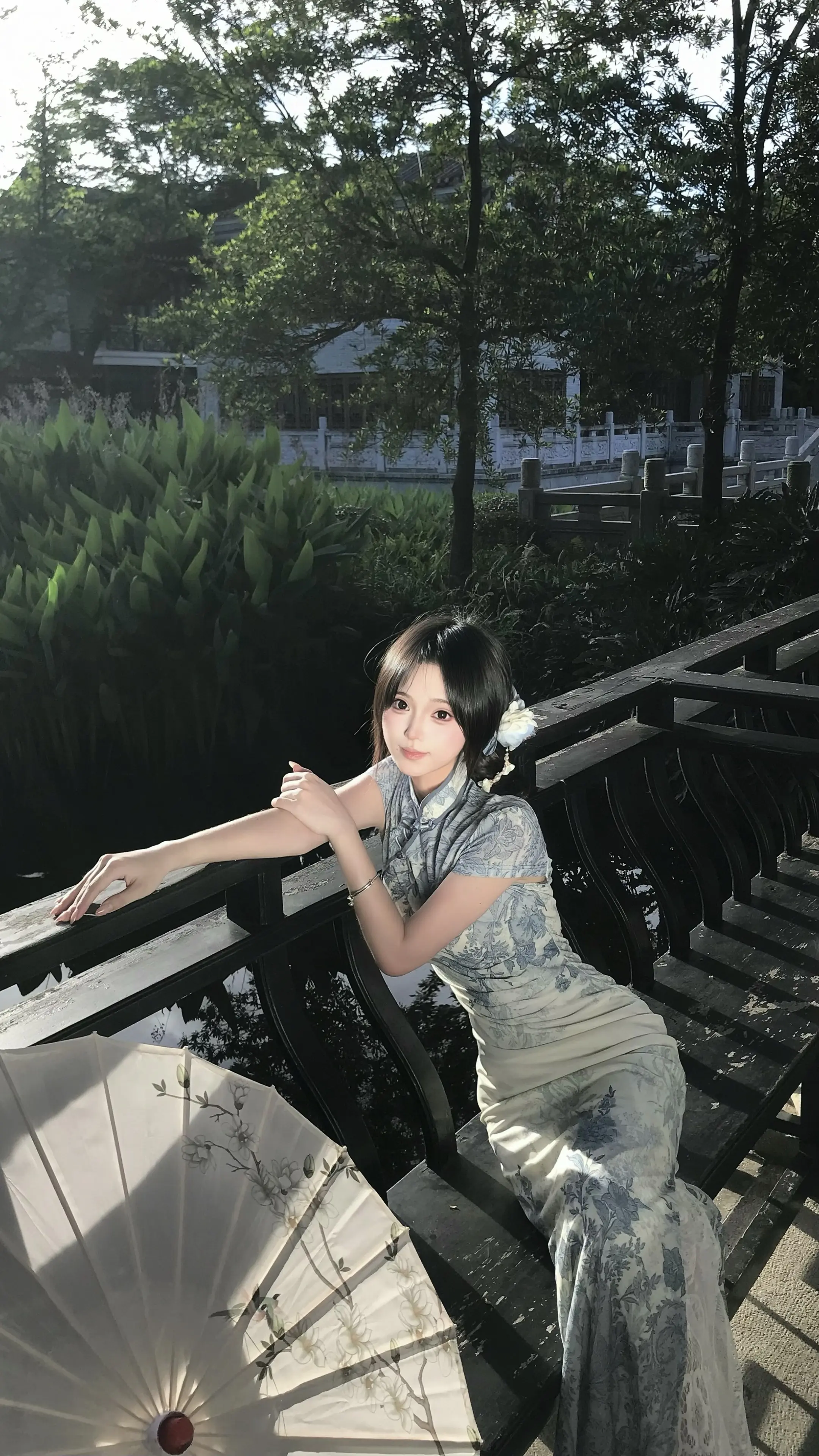 素胚勾勒出青花 笔锋浓转淡