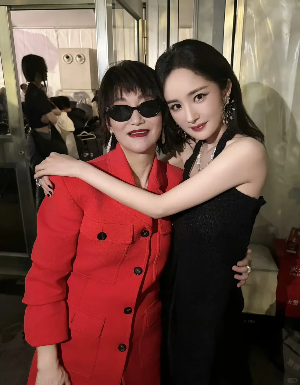 两人同一个姿势是打算凑满九宫格吗？