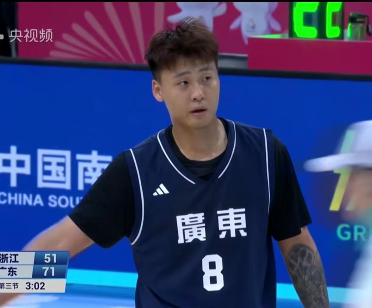 说广东队这次是借来的荣光，没有人会反对吧！他们用10个省的球员组队冲锋陷阵，轻轻