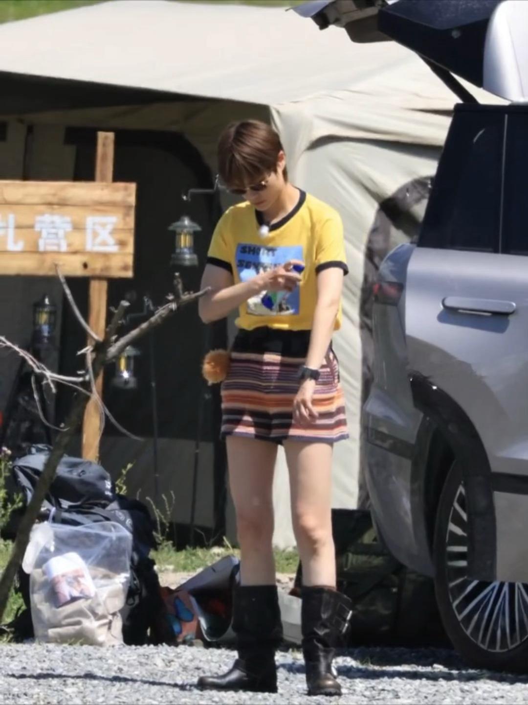 受不了了此女连喷防晒都这么帅…李宇春防晒意识