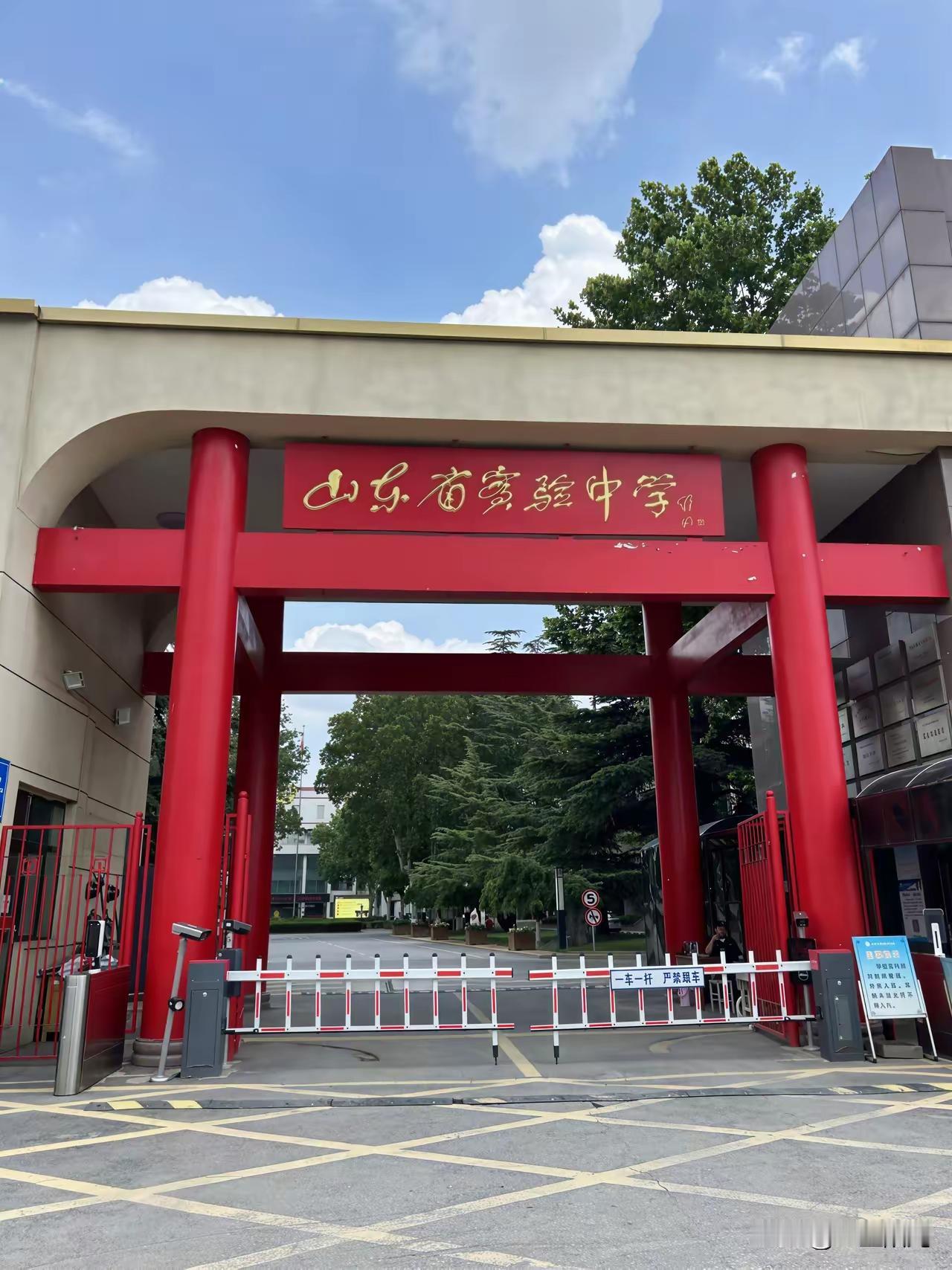 发现没，

​今年的高考，安静的有点反常，

​往年这个时候，氛围早就拉满了。朋