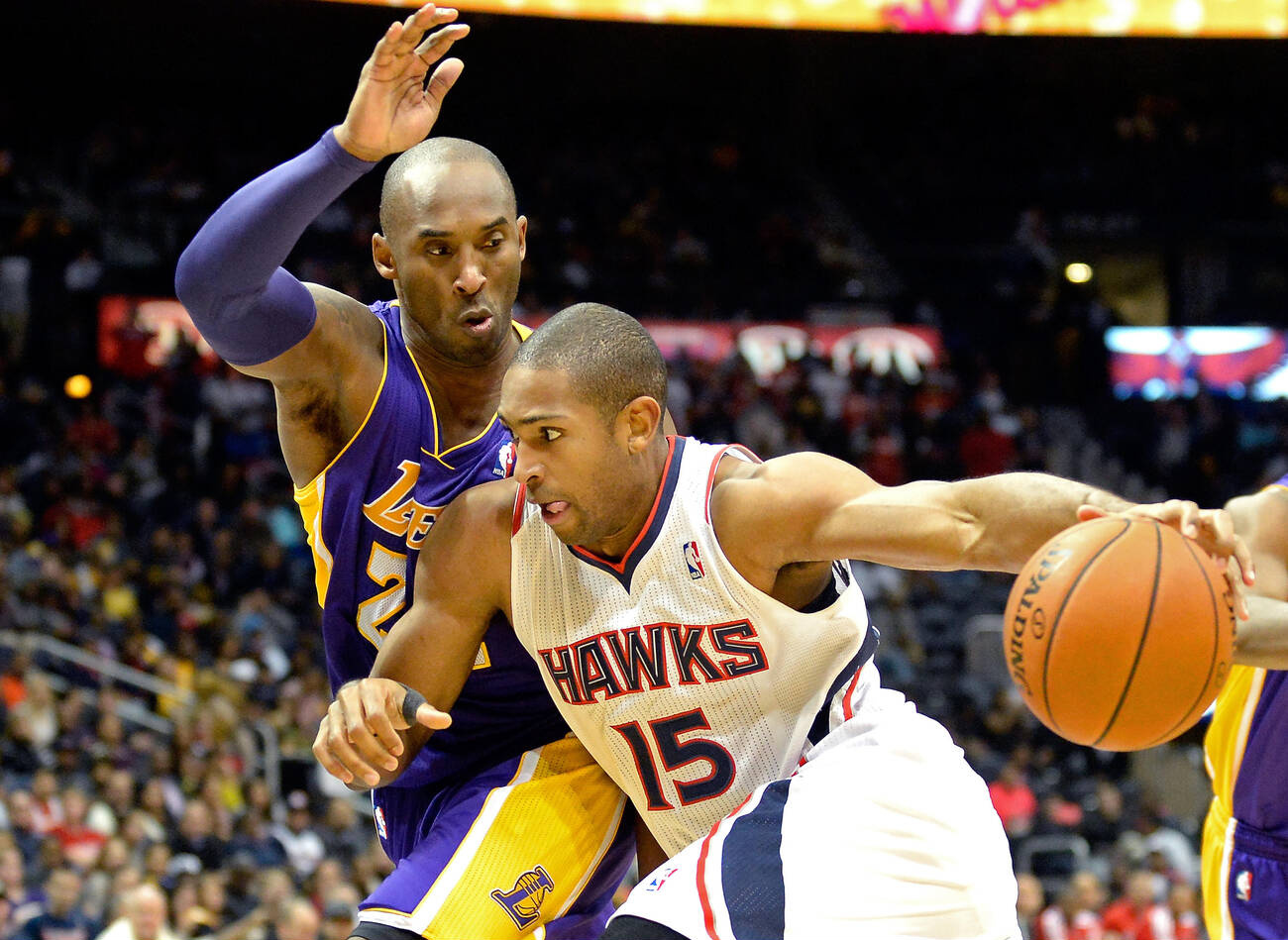 Kobe Bryant 身体挡住你 眼睛盯着球科比