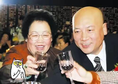 陈丽华走了。葬礼上，太子爷赵勇把继父迟重瑞死死焊在第一排C位。你以为这是母慈子孝