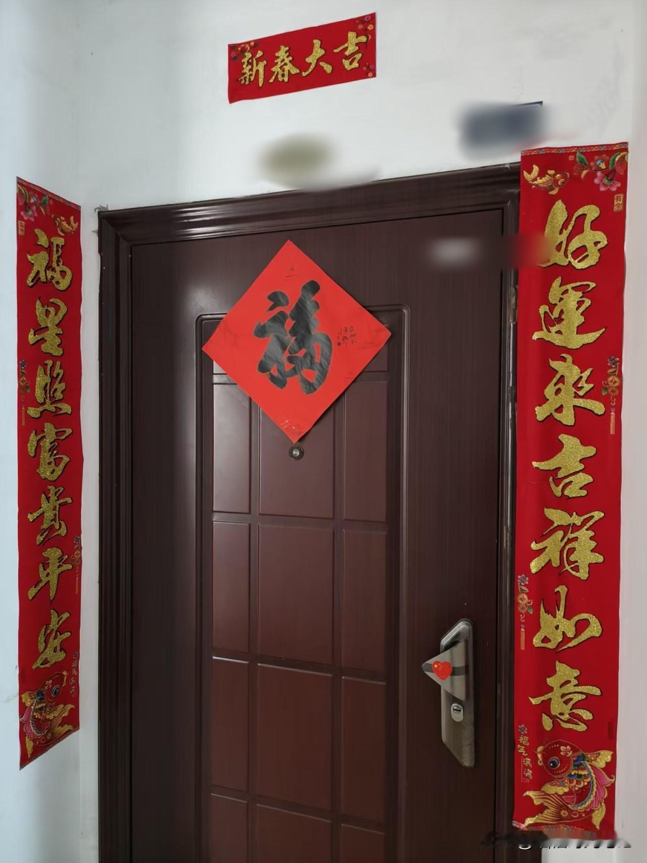 红帖
 
朱红烫金 拓印半扇除夕
门轴转开 漏出岁的肌理
 
横批横陈 如一句短