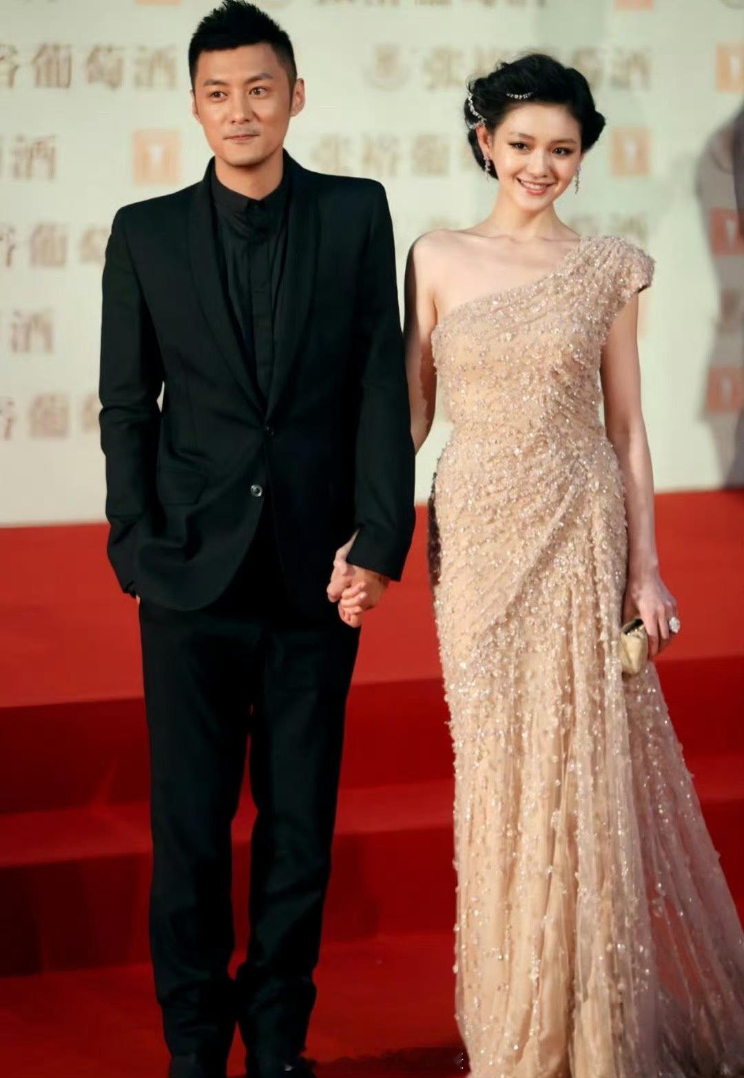 当年品牌方需要珠宝露出，大S觉得这条高定礼服如果搭配项链会很多余，就把项链编进头