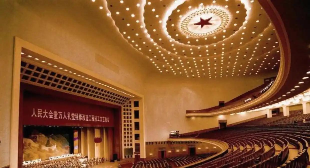 江怡臻说，一脚踏进人民大会堂的大门，整个人立刻就变了。脚刚迈进去，整个人的姿势都