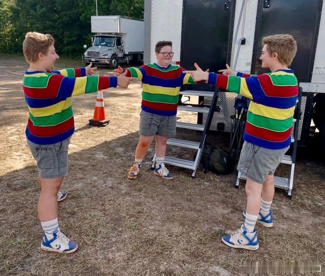 Derek和他的替身们一起cos了经典的蜘蛛侠表情包 怪奇物语跨年电影愿