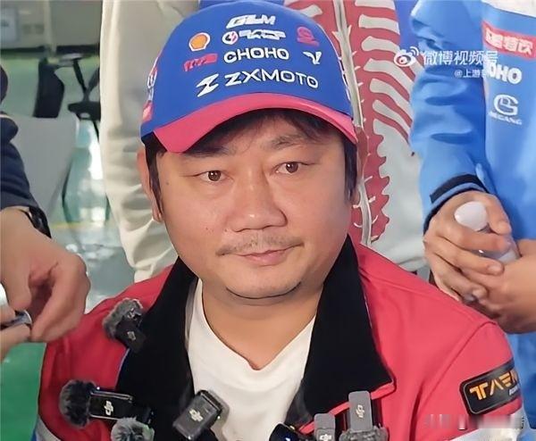张雪脑子转的快，
德比斯因机车故障退赛后，他很快就进行了高情商回复。张雪说，我们