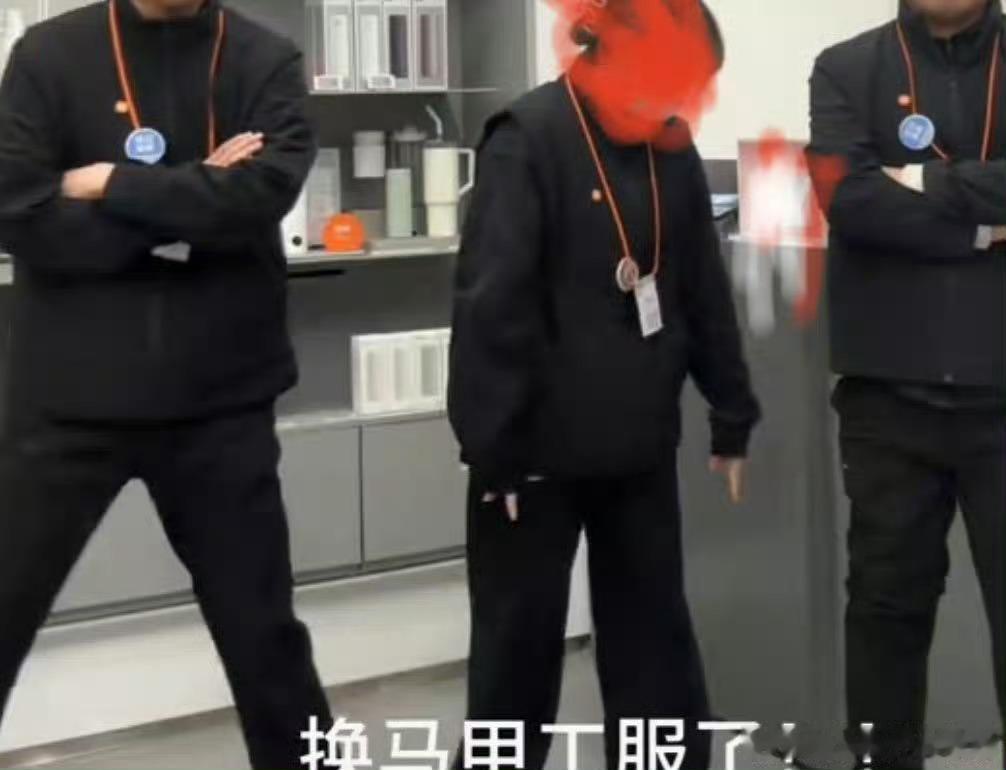 为了圆一个谎言，就要撒无数个谎。logo在衣服左边，拍大头照就会出现在照片右边他