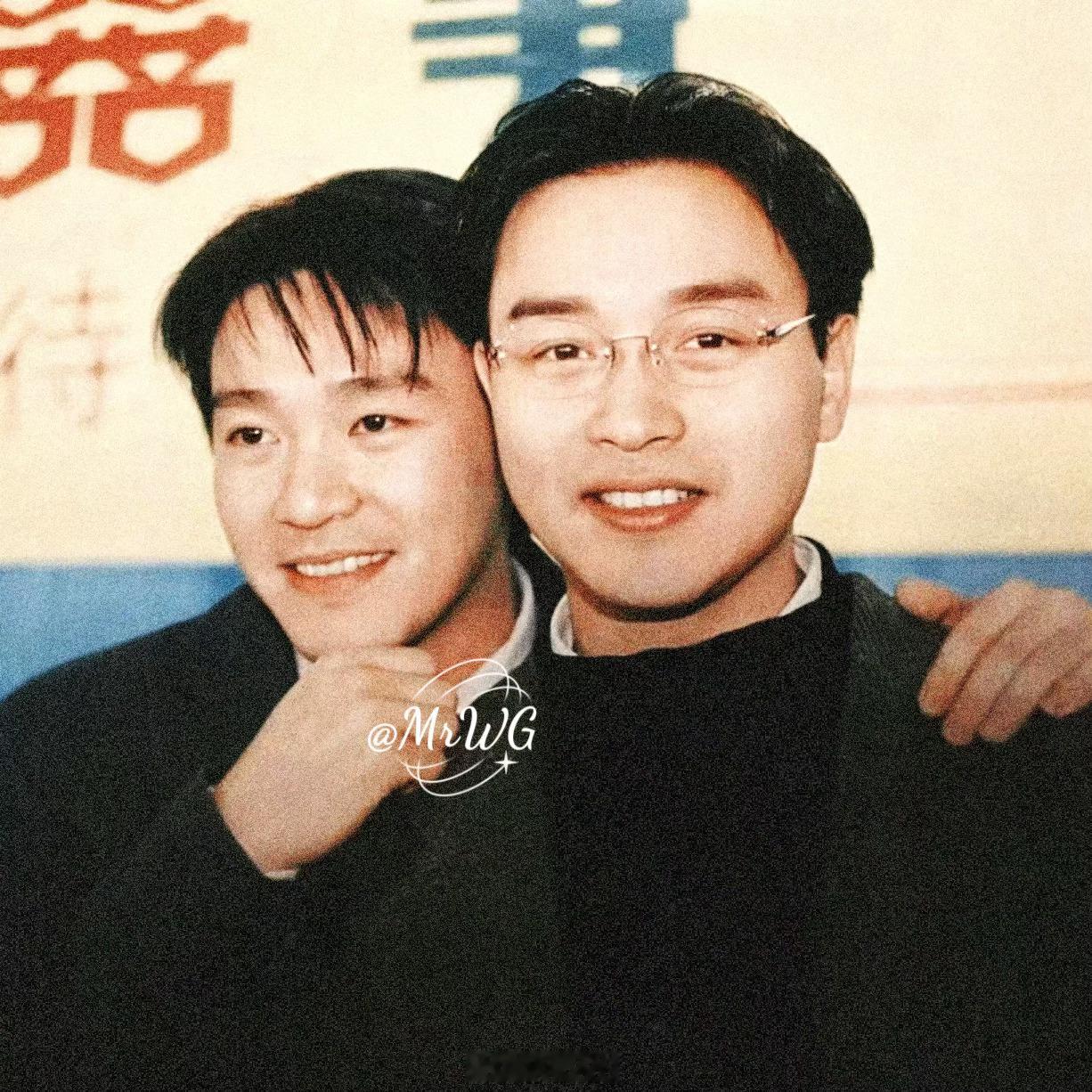张国荣[超话]独家扫描 手握手🤝的好兄弟[酷]——今日6/22，是星爷生日🎂
