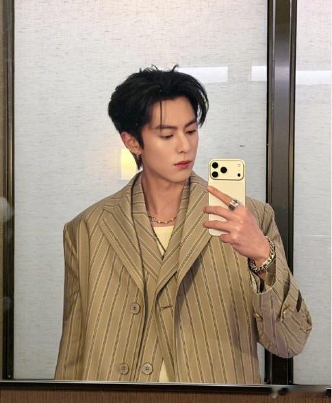 王鹤棣亲爱的客栈抱娃路透《亲爱的客栈》路透，谁家小孩这么幸福可以有王鹤棣哥哥抱啊