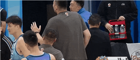 贝兹利活该被裁，就算咱CBA联赛的水平没有NBA水平那么，咱也不能惯着他这臭毛病