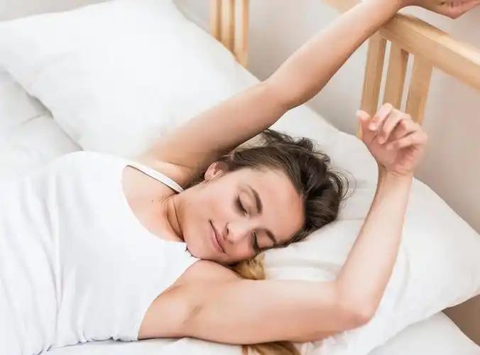 睡前5分钟呼吸法，快速入睡更放松

无需任何工具，平躺放松，双眼轻闭，双手自然放