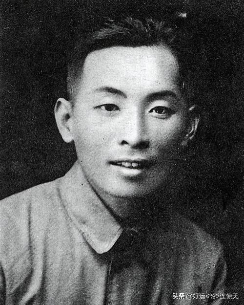 1935年红军师长欲投敌，21岁政委果断绑人，多年后成开国上将。
1935年闽东