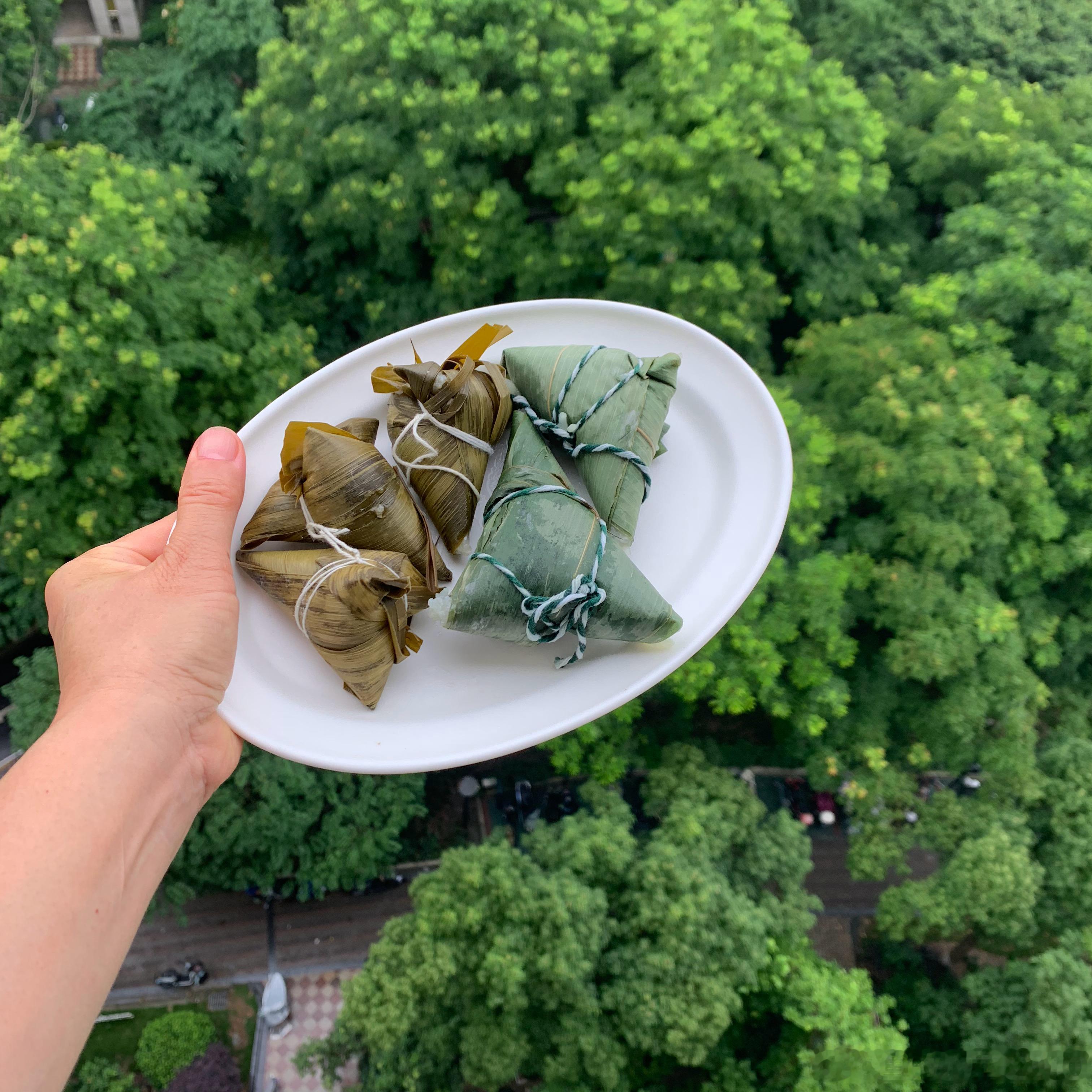 屈原怒投汨罗江，离骚千年亦传唱。端午时节粽叶香，芦苇笋壳糯米装。白米肉粽哪家强江