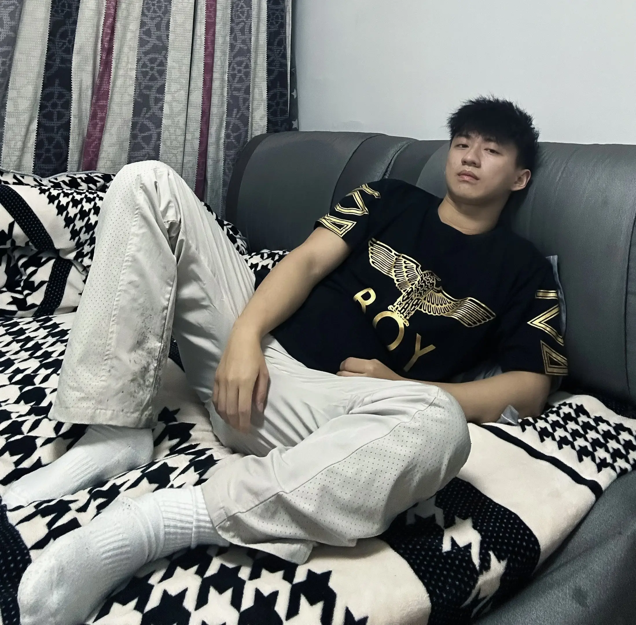 说实话其实精神小伙都特别纯情 感觉他们很需要被保护 又是恋爱脑 又纯情...