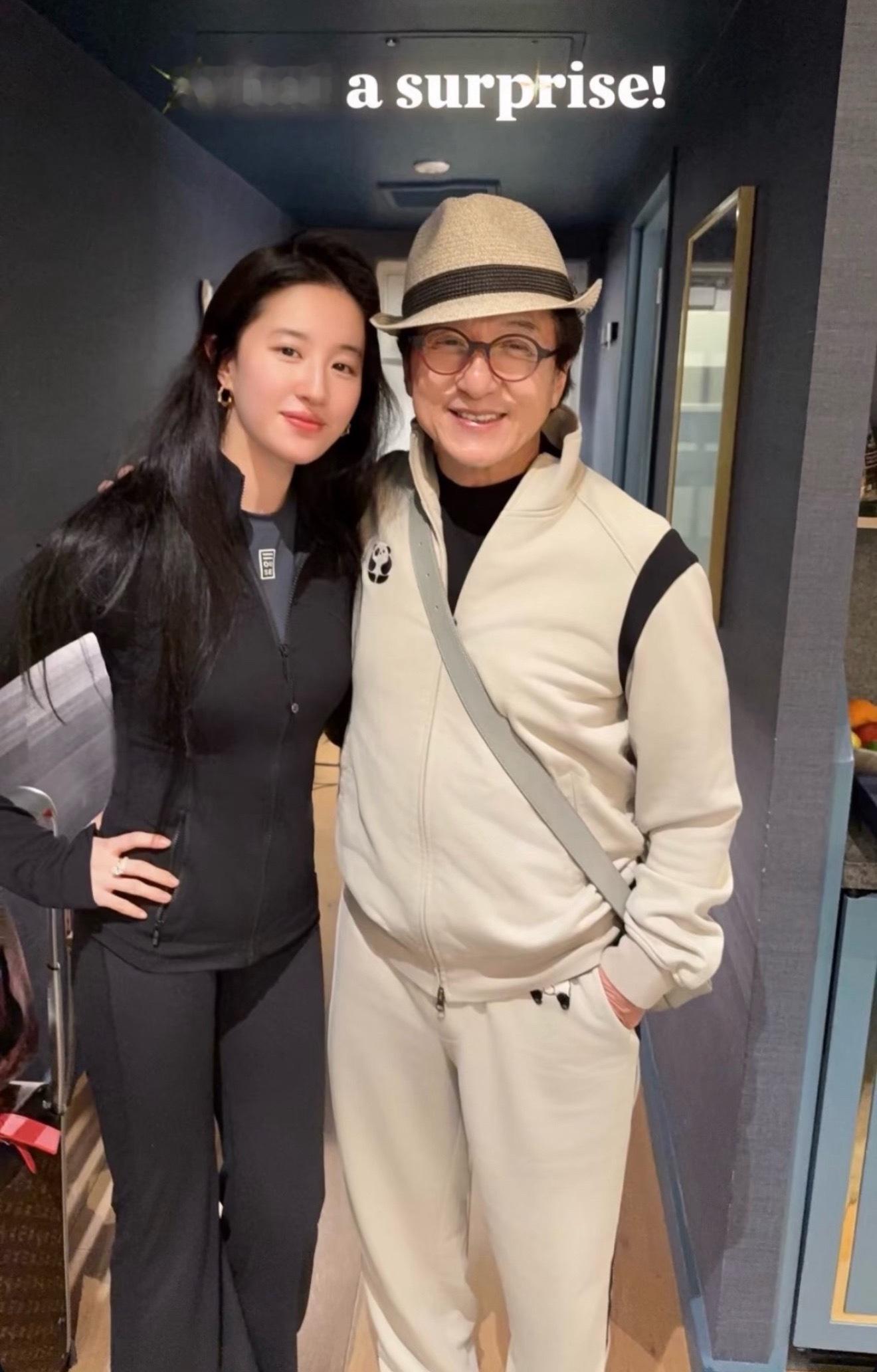 刘亦菲成龙再合影今昔是何年，刘亦菲ins晒与成龙的合照，再次合影是有什么新合作了