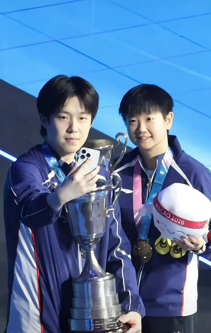 孙颖莎夸“照得真好看”！莎头双冠自拍名场面，顶峰相见太好嗑孙颖莎夸照得真好看王楚