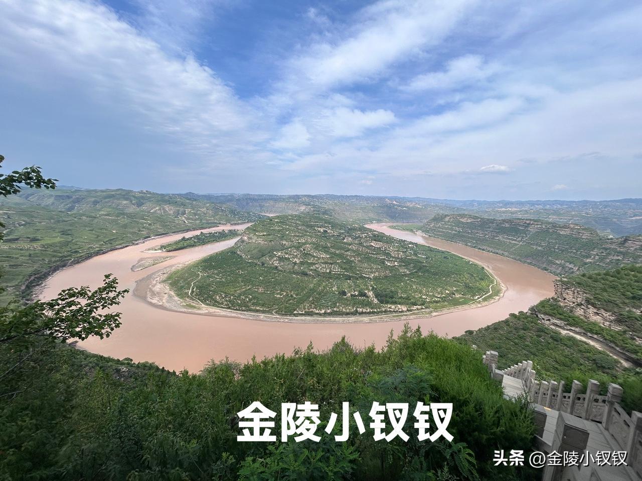 天下黄河九十九道弯，最震撼的当属陕西延川的乾坤湾。

登临高台远眺，滔滔黄河在此