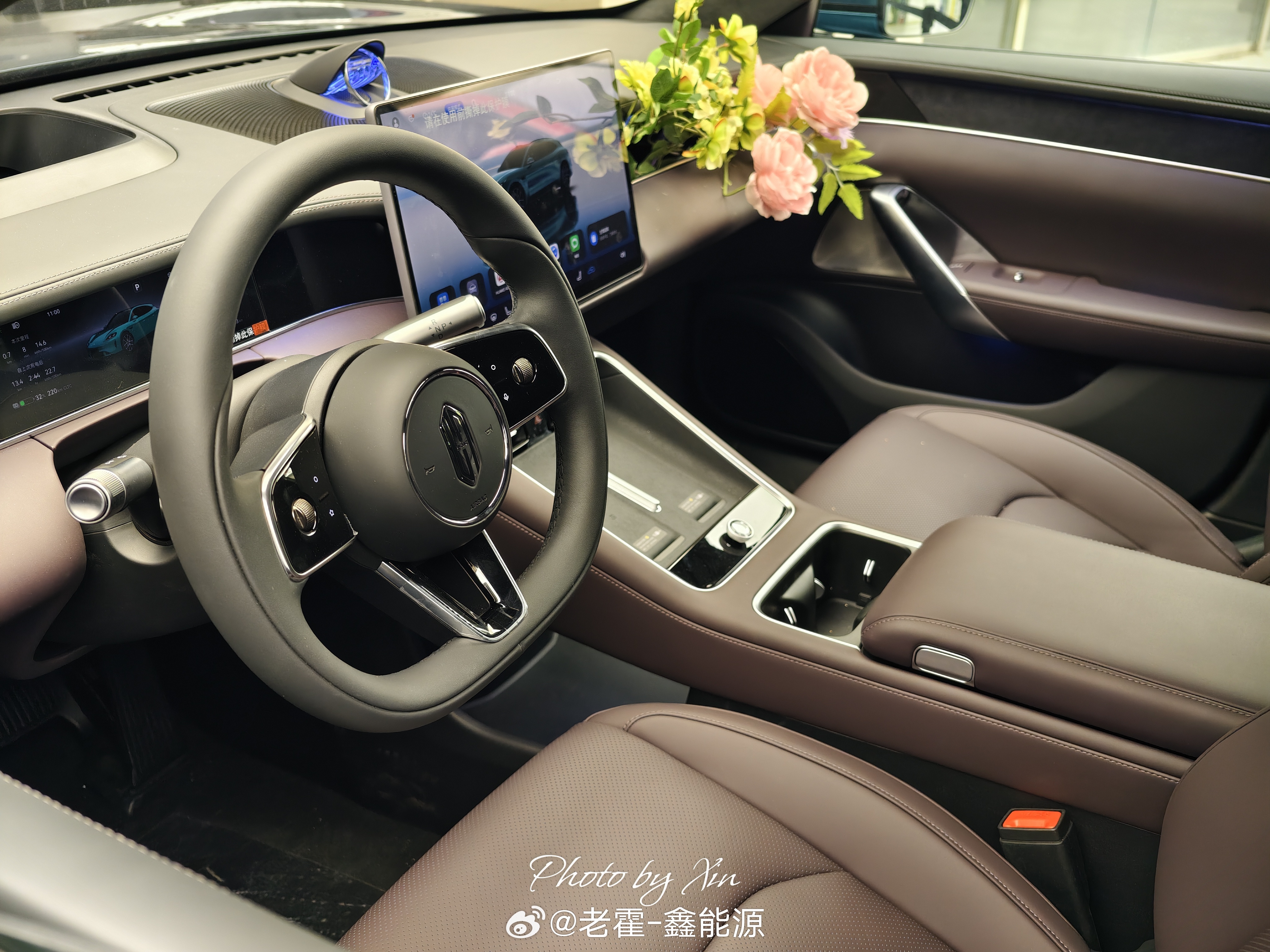 昨晚拍摄结束，赶回家和爸妈吃饭，刚好就在华熙吃，所以正好就带着媳妇去看车了。华熙