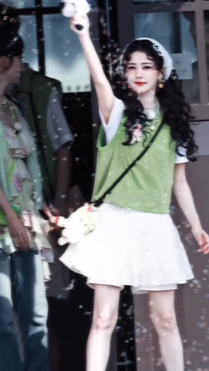 没人能看到这个玩泡泡机的白鹿不心软软🫧好梦幻的吧🥺白鹿玩泡泡机好梦幻