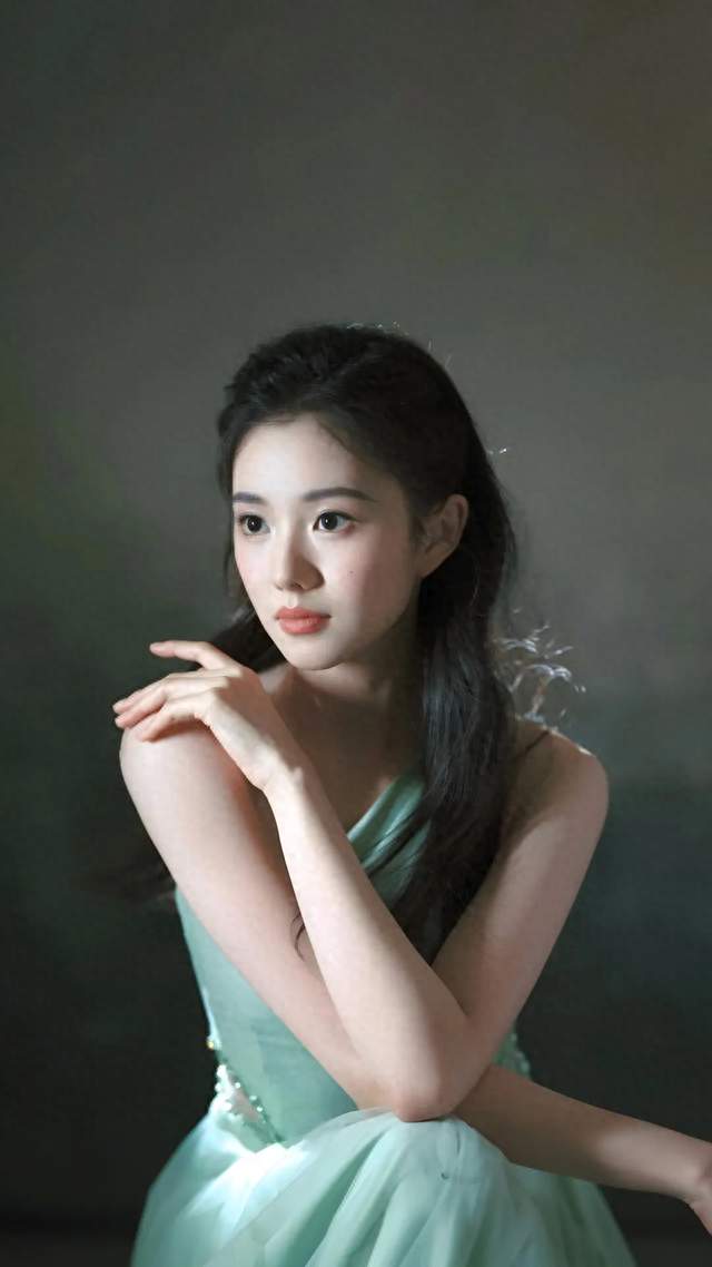 谋女郎刘浩存：手握顶级资源，却一路争议不断