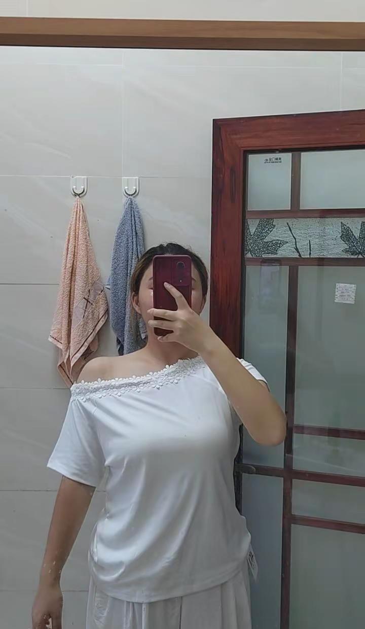 好看吗？ 就喜欢简单大气的衣服，终究还是我太黑了，撑不起来更好看的效果一字肩白t