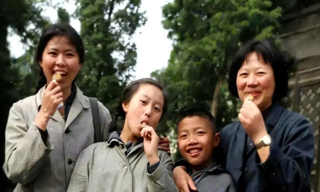 继母断联20年，她一封信把仇写成恩
 
利智8岁被亲妈扔在广州，跟爸漂到香港。爸