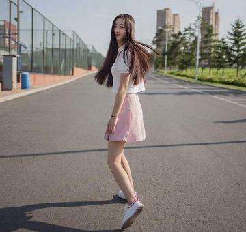 我有个同学长的漂亮，校花级别的，又大高个，170cm，走到哪里都鹤立鸡群，被一个