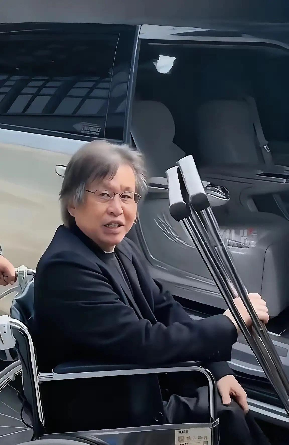 中国台湾省歌手郑智化先生，因为在深圳机场登机的时候所乘坐的轮椅不方便登机，就在网