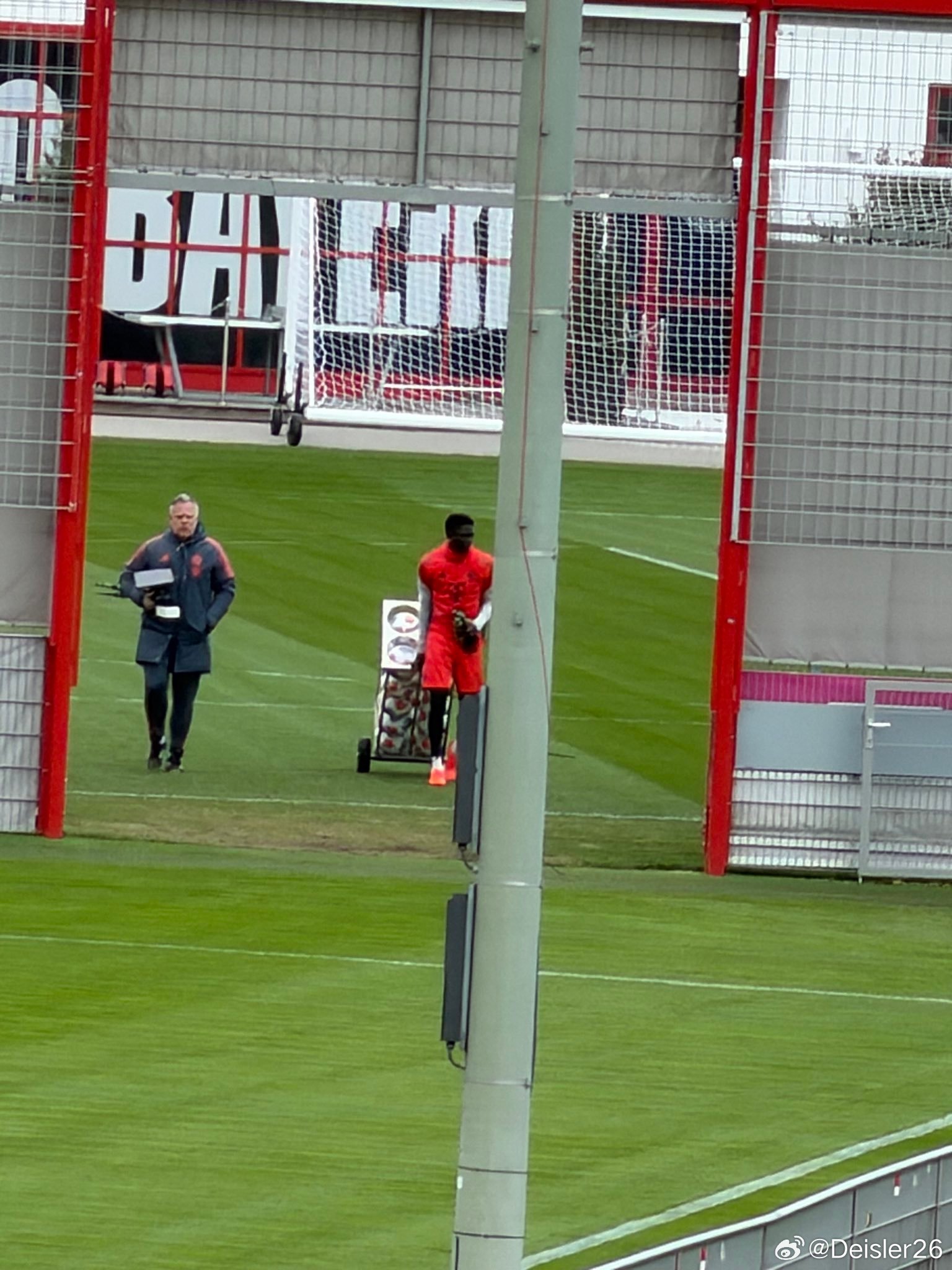 🚨昨天進行單獨訓練的拜仁新援——恩迪亞耶🇬🇲 