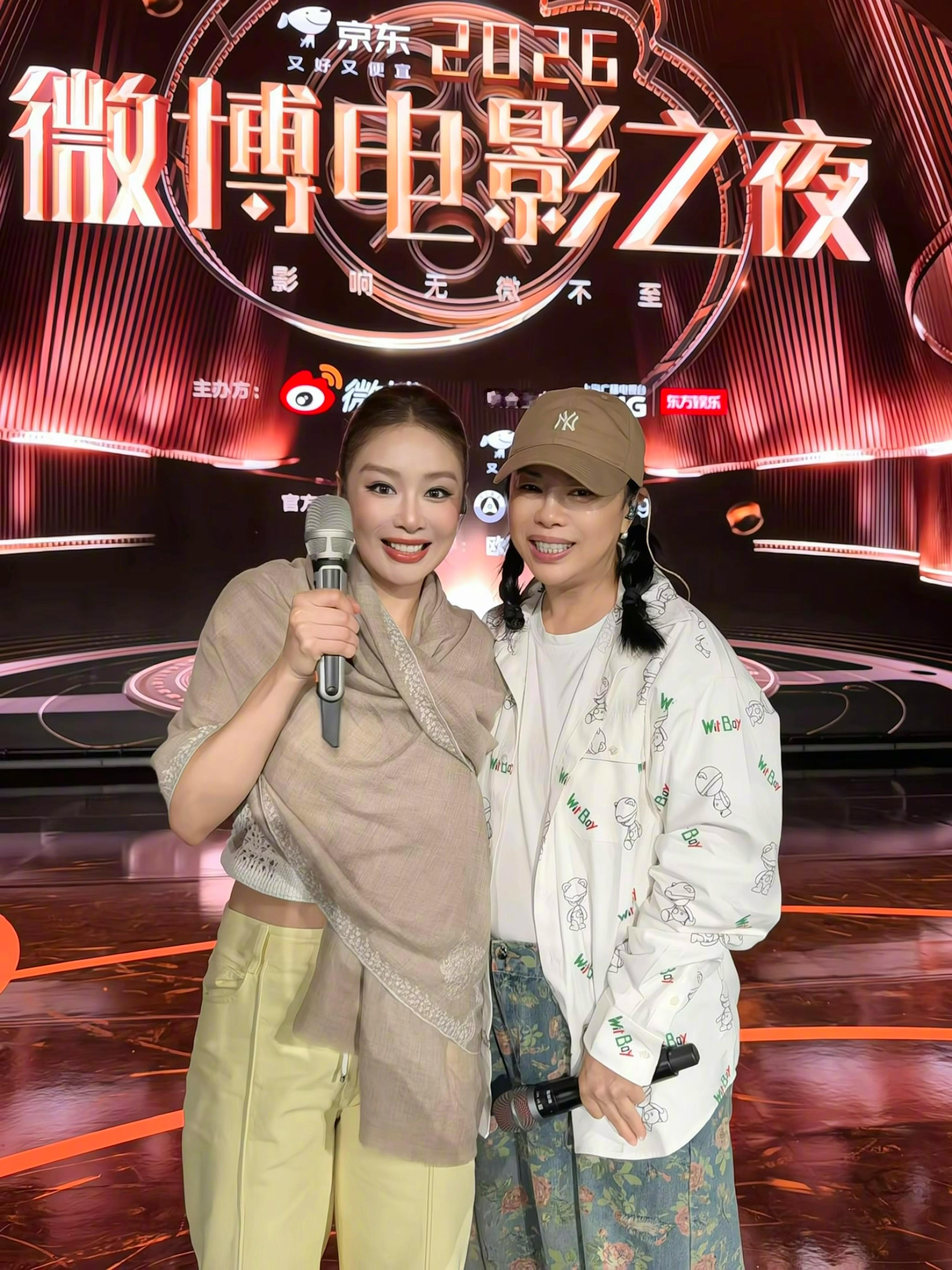 黄绮珊高叶合照黄绮珊喊高叶大叶叶黄绮珊晒出和高叶的合影，两人刚刚在微博电影之夜的