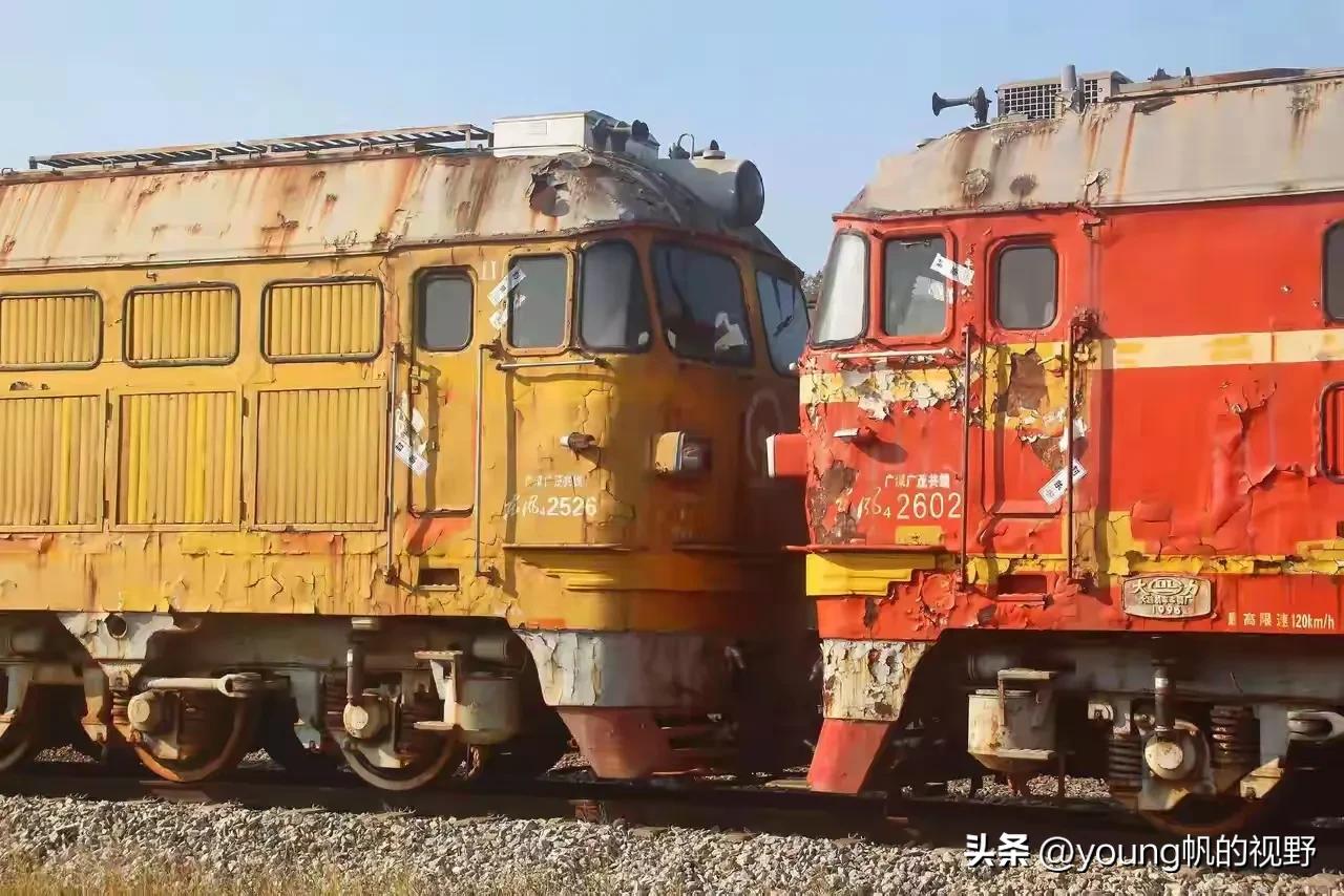 广茂铁路阳江春湾火车站旁，退役的东风4B内燃机车静静的停放在存车线上。看着这斑驳