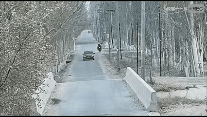 在道路上，“人让人让出文明，车让车让出安全畅通”，这道理谁都懂，但总有人不当回事