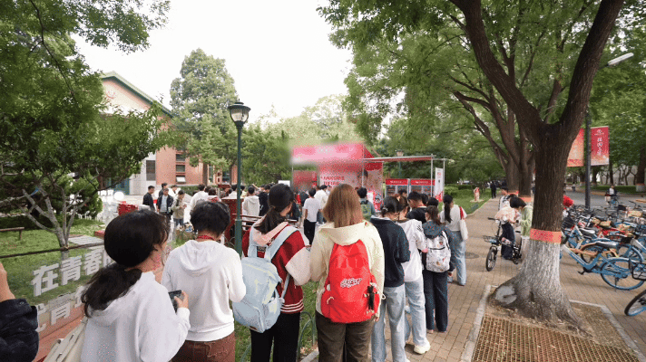 人大就是别人家的学校吧这是什么霸总文照进现实啊！人大学生只是走在校园里就喝上了免