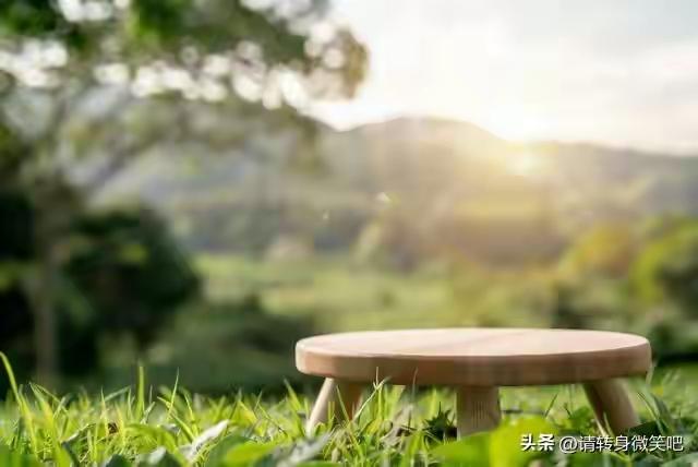 上联:油盐酱醋调百味，
下联:春夏秋冬转干年。