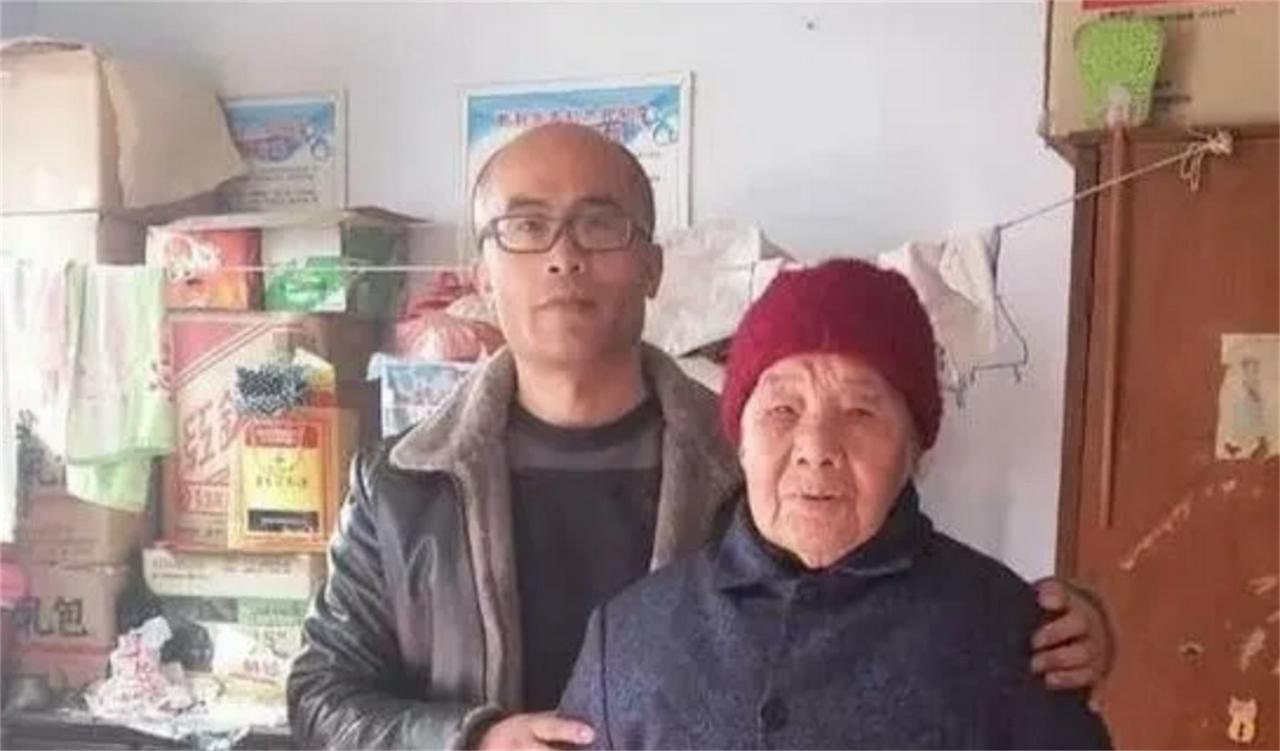 山东一男孩每天徒步30公里上学，一妇人得知后，把自己的屋子免费让给他住，男孩因此