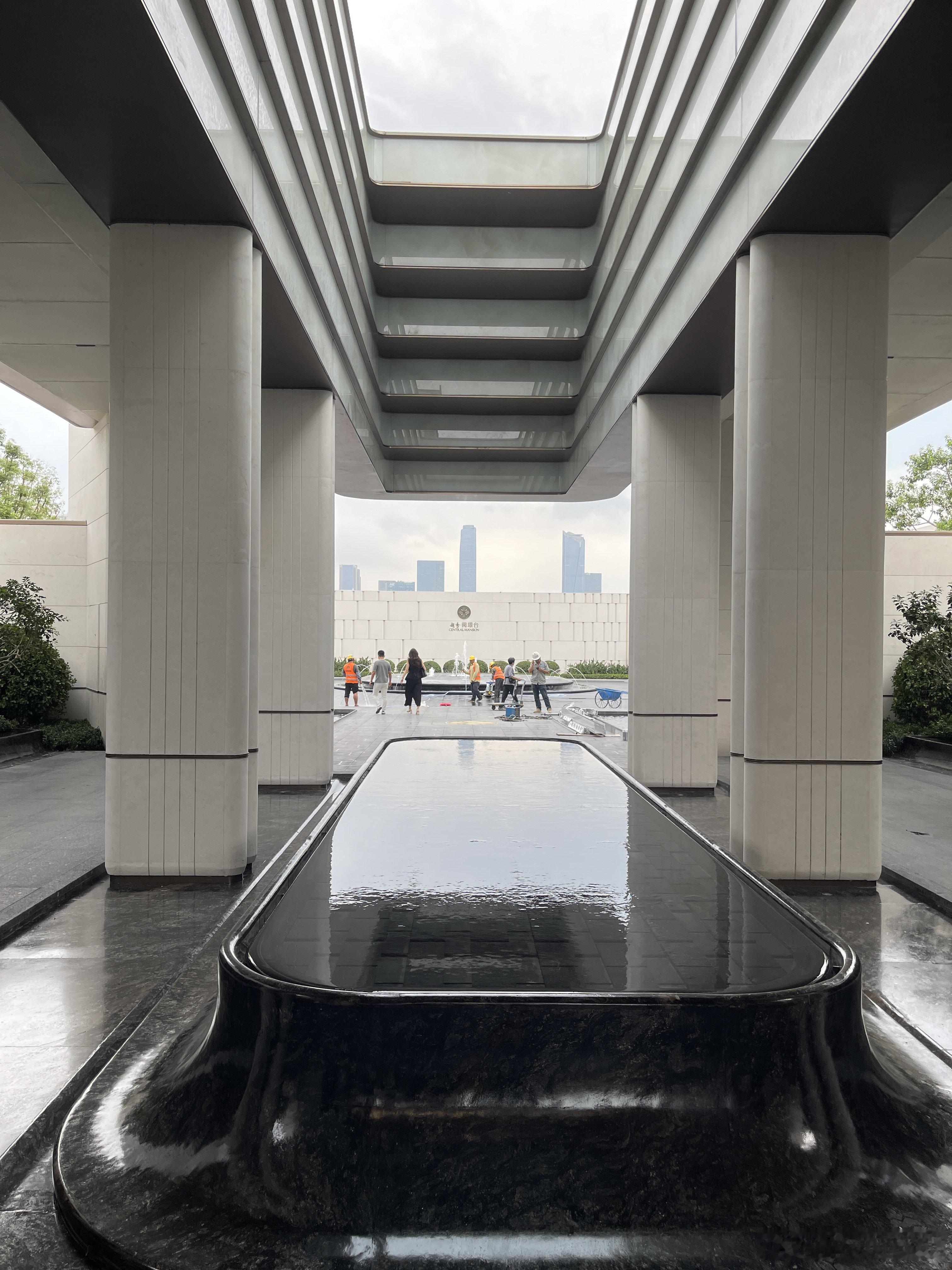 正好对着金融城中轴线，这风水不错 