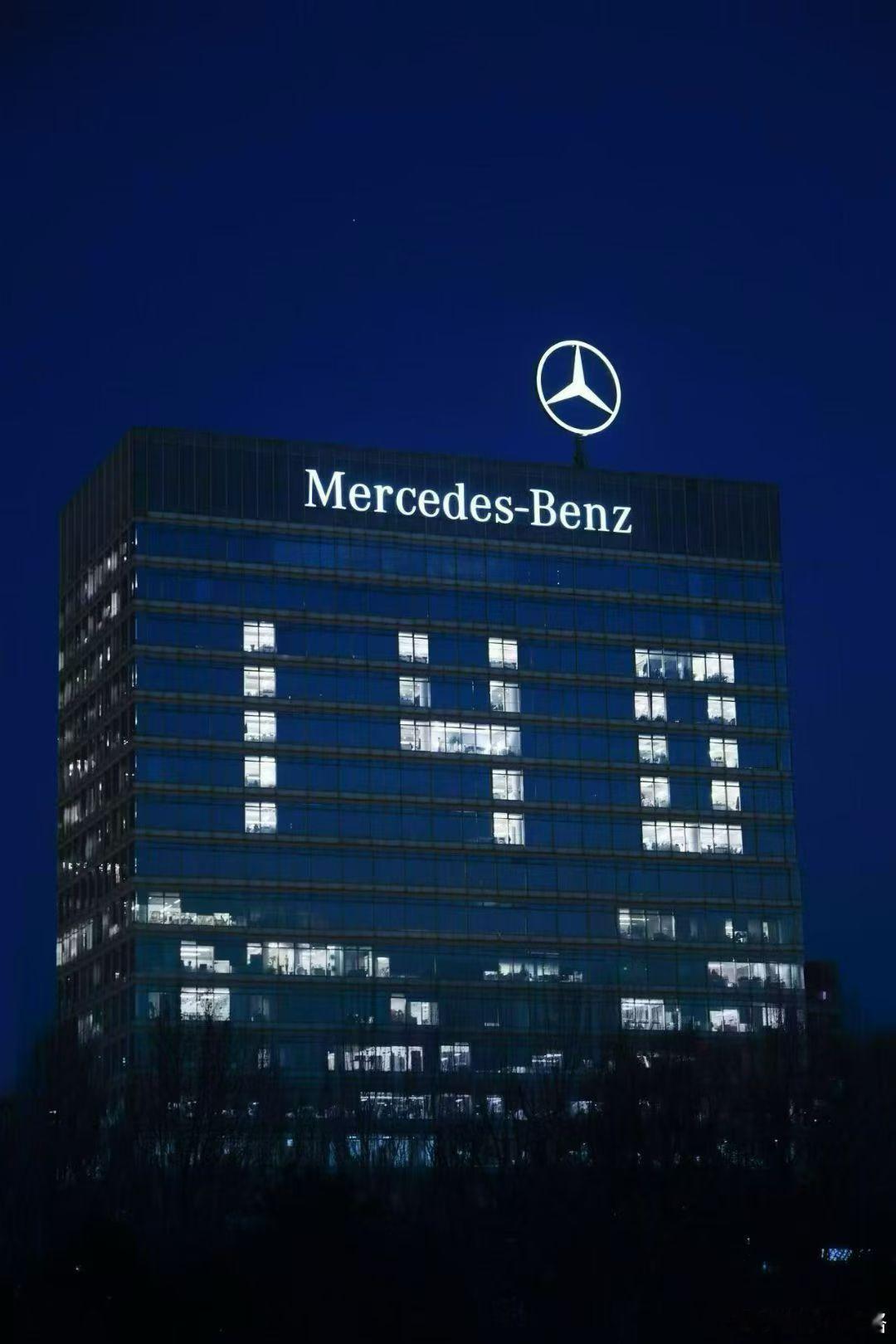 在浮躁、野蛮、一面求快赢的叙事当下更好对照出140年来追求真、善、美的难能可贵奔