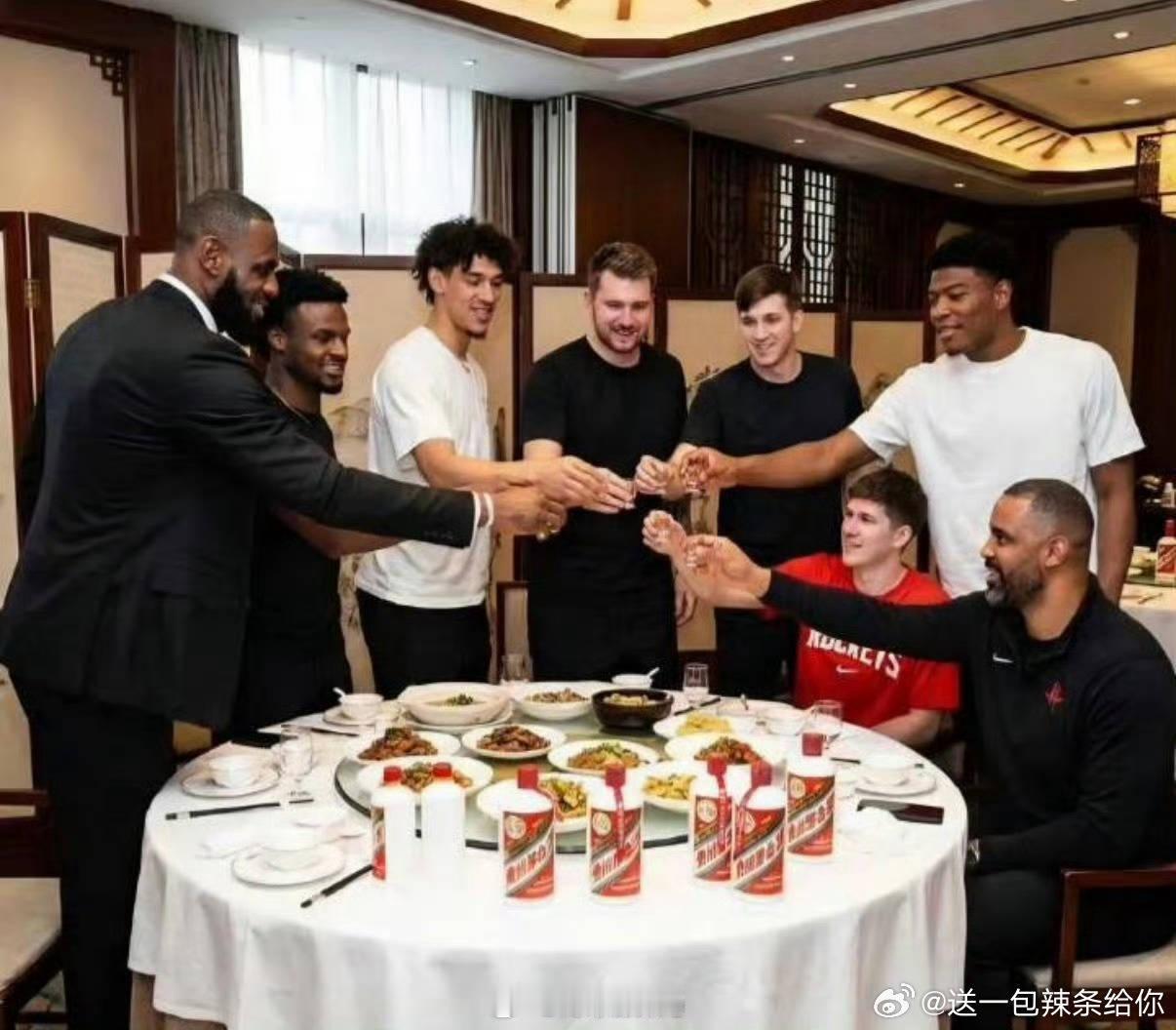 湖人庆功宴，把乌度卡换成泰特就更好了！湖人3比0火箭