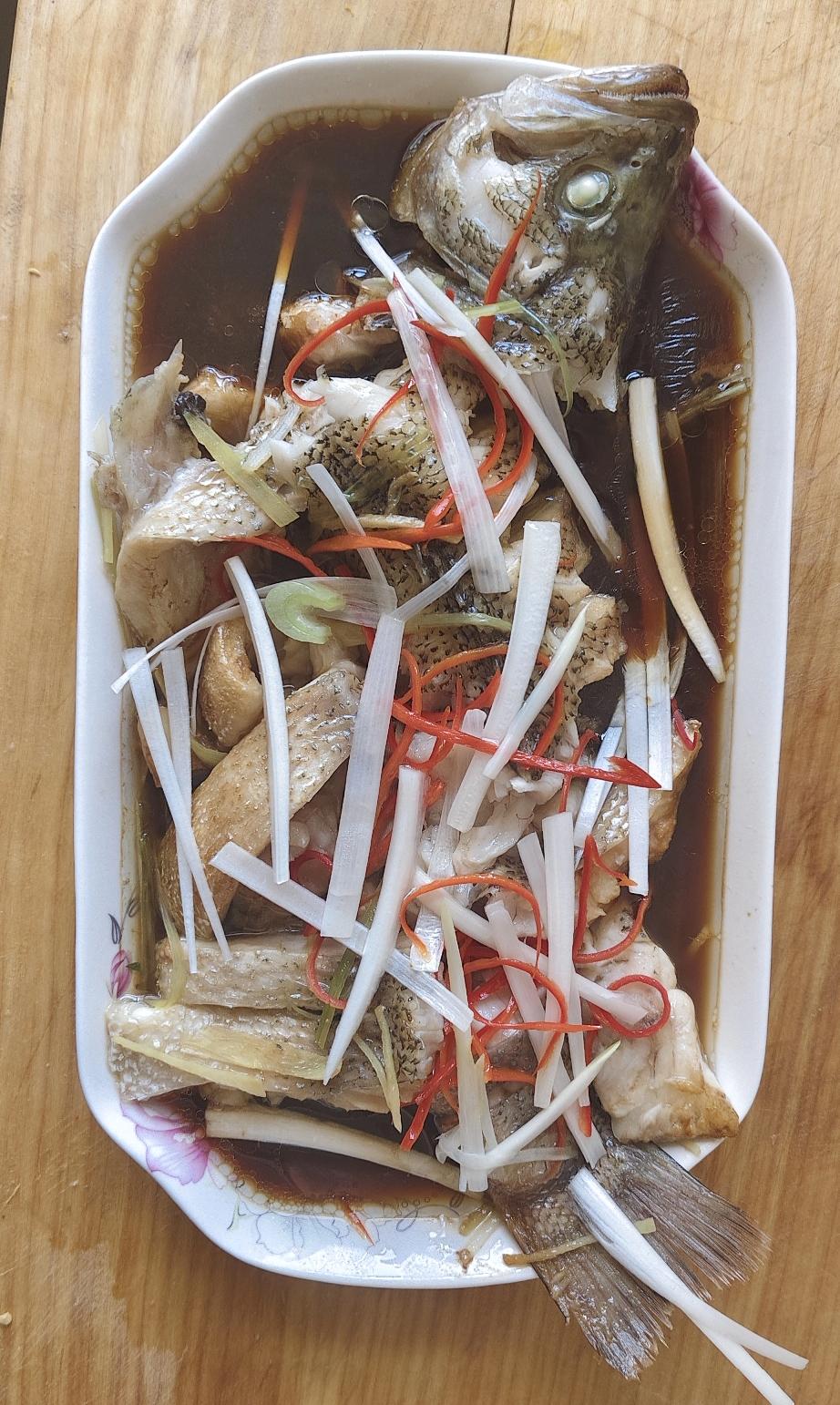 家常清蒸鲈鱼，鲜掉眉毛的夏日快手菜
 
清蒸鲈鱼是餐桌上的经典美味，做法简单却鲜