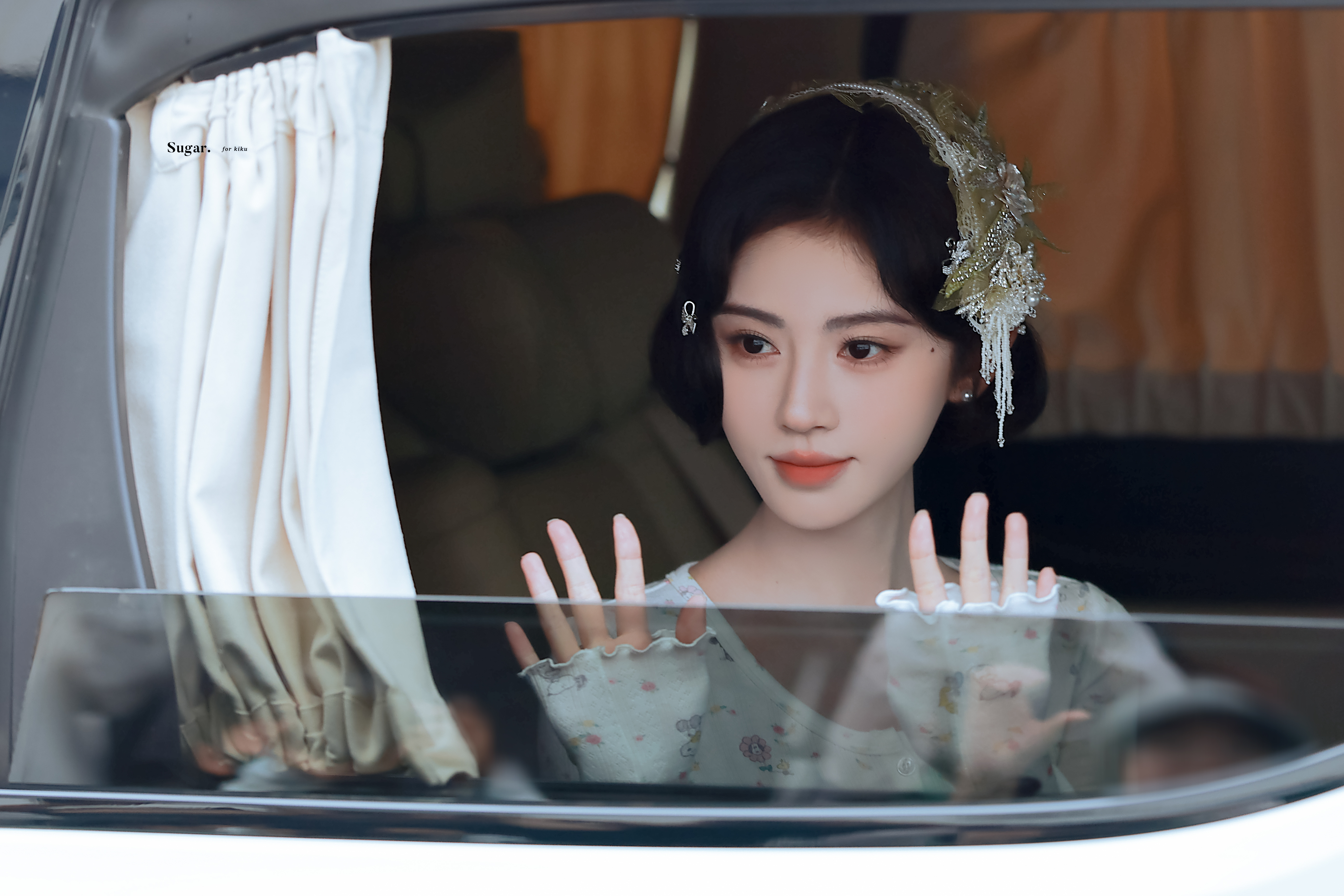 你们就这样欺负这个小女孩 