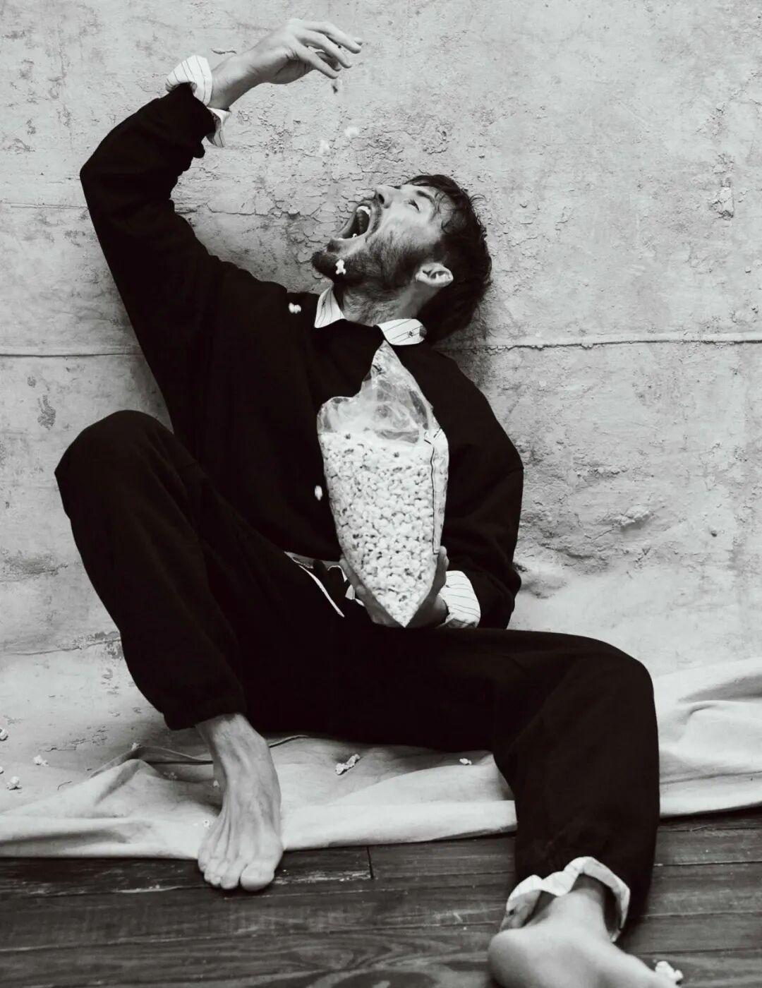 Sam Claflin 比起年轻时相对来说会干瘦一些，但还是非常漂亮。
现在的他