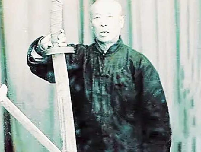 1944年，七旬老汉见鬼子抓了3个妇女，便一瘸一拐地走了过去，趁其不备一把夺过刺
