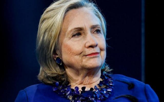 希拉里罕见发声！ 美国前国务卿希拉里，最近急得直接开骂了。她骂的不是别人，正是美