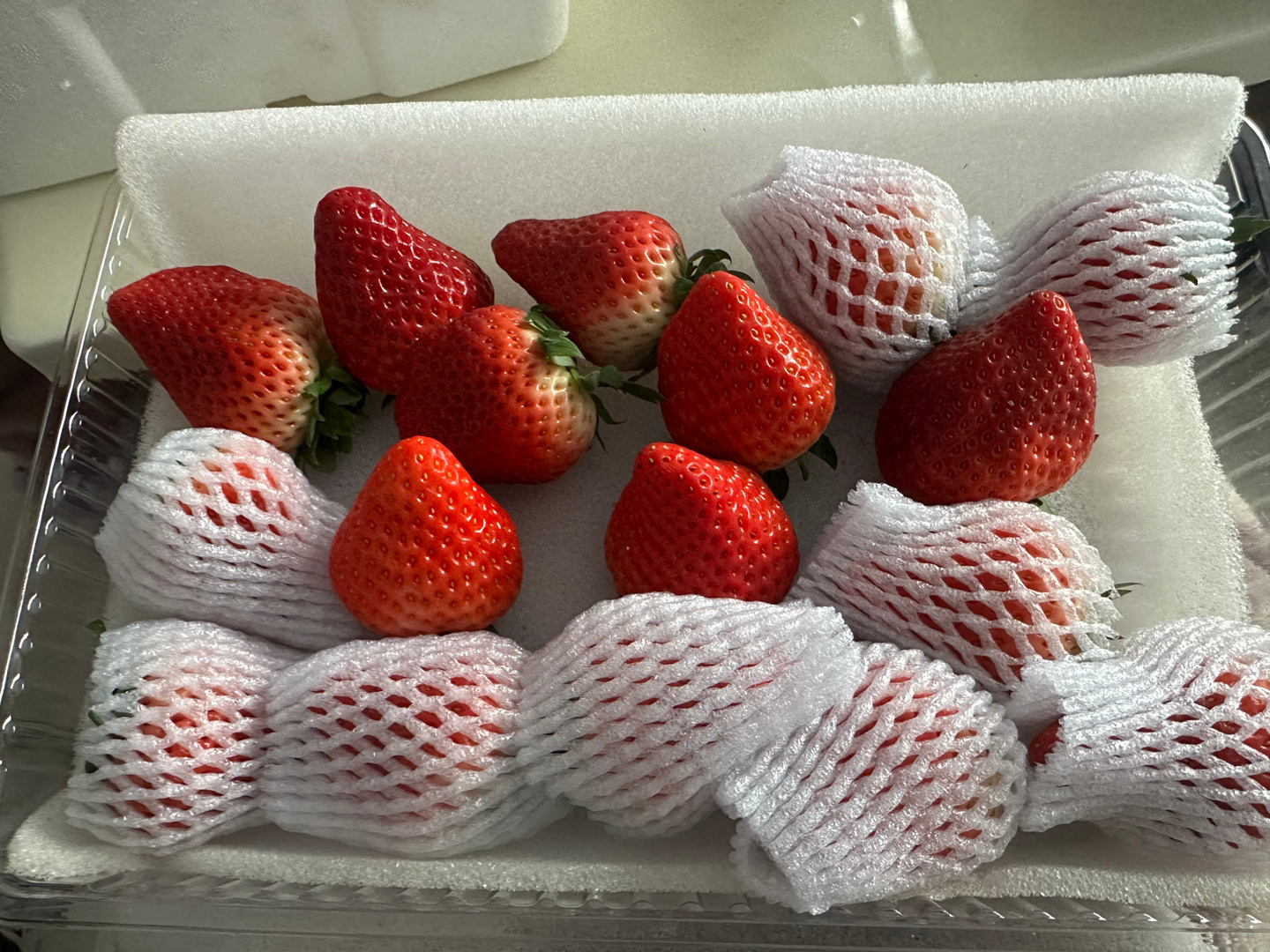 #自助草莓火锅# 我觉得火锅还是涮肉吧，草莓这玩意，还是当个水果吃比较好。[二哈